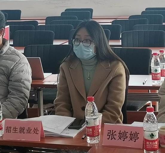 图片包含 桌子, 人, 男人, 人们描述已自动生成
